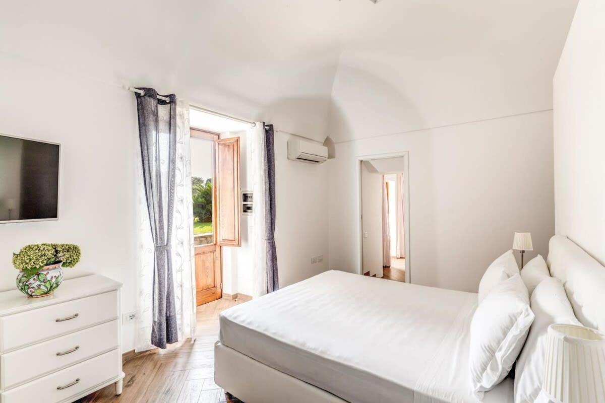 Villa Mimosa Rustic Elegance Views & Pool マッサ・ルブレンセ エクステリア 写真
