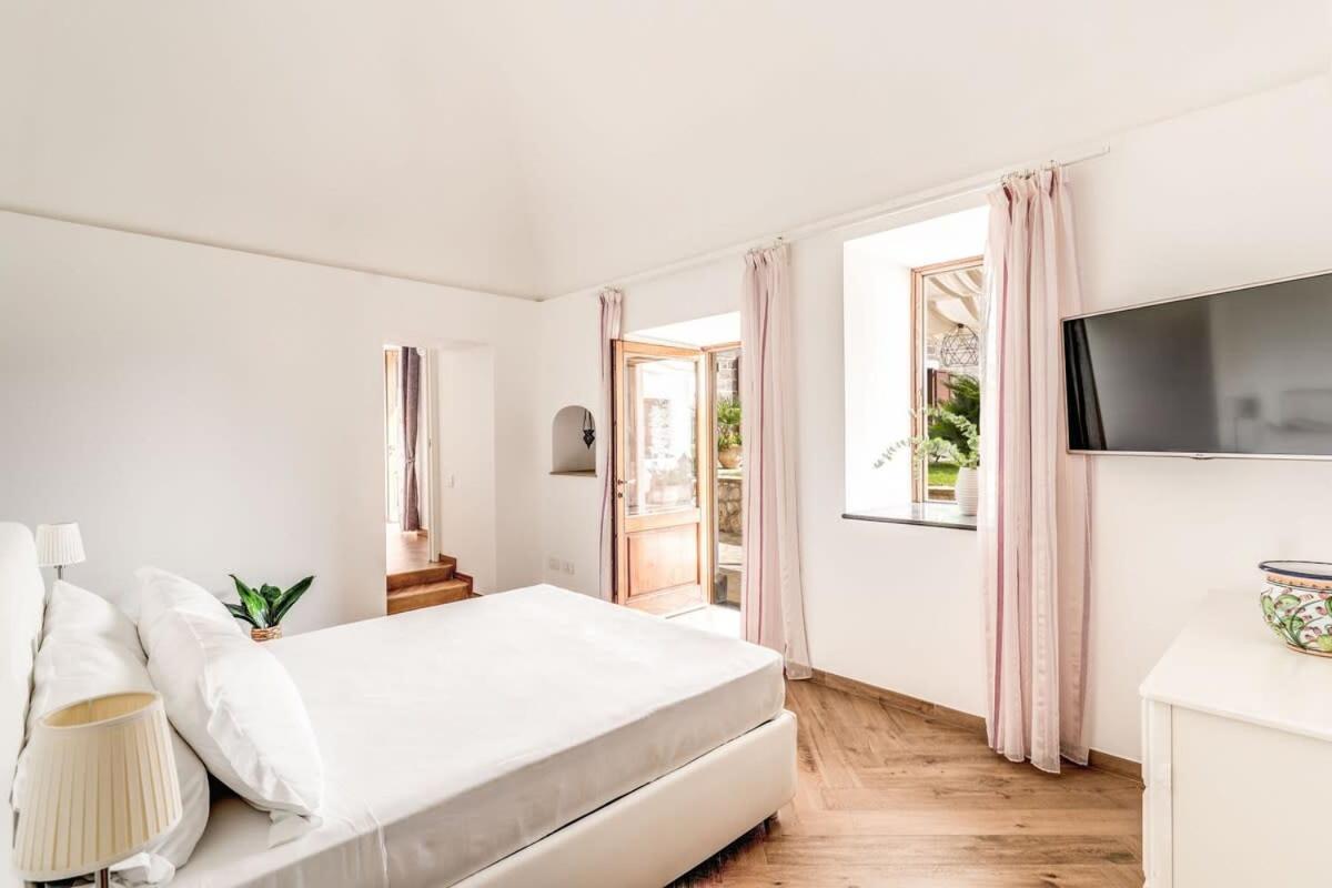 Villa Mimosa Rustic Elegance Views & Pool マッサ・ルブレンセ エクステリア 写真