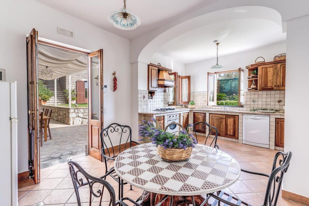 Villa Mimosa Rustic Elegance Views & Pool マッサ・ルブレンセ エクステリア 写真