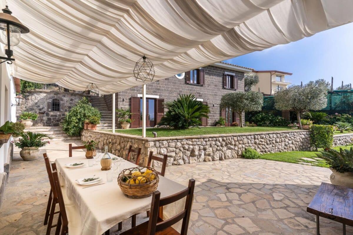Villa Mimosa Rustic Elegance Views & Pool マッサ・ルブレンセ エクステリア 写真